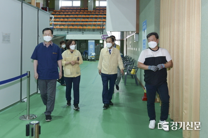 박윤국 포천시장이 정연오 전 보건소장(왼쪽)과 황영자 보건소장 대행과 함께 백신접종센터를 둘러 보고 있다. (사진=포천시 제공)