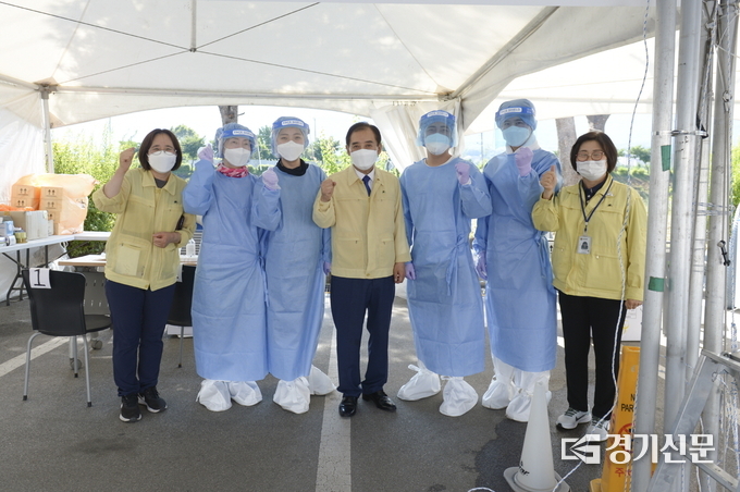 박윤국 포천시장이 백신접종센터에 들러 의료진과 자원봉사자들을 격려하였다. (사진=포천시 제공)