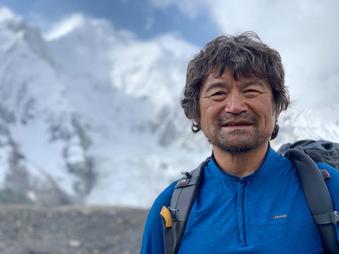 '열 손가락 없는 산악인' 김홍빈(57) 대장이 장애인 최초로 히말라야 14좌 완등에 성공했다. 19일 광주시산악연맹 등에 따르면 김 대장은 현지 시각 18일 오후 4시 58분(한국 시각 오후 8시 58분) 파키스탄령 카슈미르 북동부 카라코람산맥 제3 고봉인 브로드피크(8천47m)를 등정했다. 사진은 베이스캠프에서 포즈를 취한 김홍빈 대장. (사진=광주시산악연맹 제공)