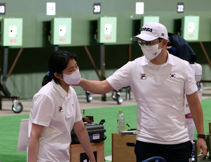  올림픽 사격 대표팀 진종오가 27일 일본 도쿄 아사카 사격장에서 열린 2020 도쿄올림픽 10m 공기권총 혼성 단체전에서 1차전 통과에 실패한 뒤 추가은을 다독이고 있다. (사진=연합뉴스)