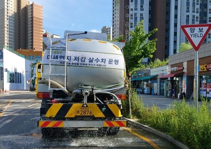 남양주시는 27일 폭염의 장기화가 예상됨에 따라 폭염으로 인한 주민들의 피해를 최소화하기 위해 도로 살수차 집중 운영 계획을 수립·운영한다.(사진=남양주시 제공)