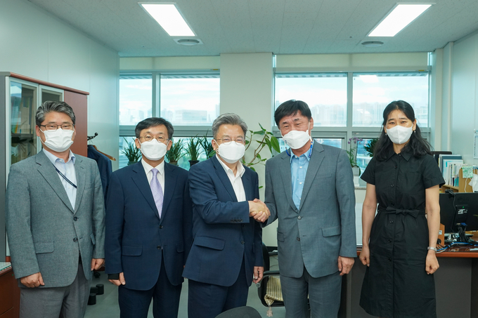 송도 자동집하시설 관리권 분쟁이 마무리된 뒤 고남석 구청장(오른쪽 두번 째)과 이원재 인천경제청장이 악수를 나누고 있다.
