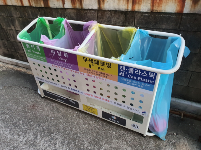 재활용 폐기물의 효율적 수거를 위해 설치된 분리수거대.