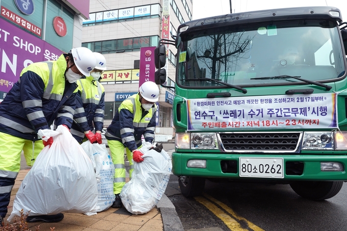 환경미화원들이 주간에 쓰레기를 수거하고 있다.