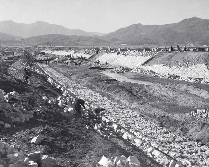 1971년 대원천 정비공사와 취로 사업 현장. 사진=성남학연구소