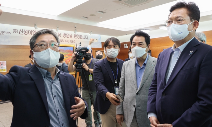 (주)신성이엔지 스마트공장을 방문한 송영길 더불어민주당 당대표와 백군기 용인시장 (사진=용인시 제공)