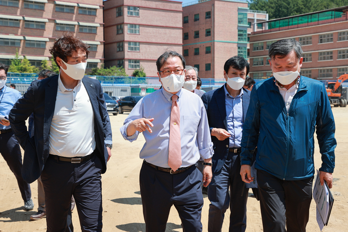 조광한 남양주시장은 27일 관계 공무원들과 함께 ‘심석고등학교 운동장 지하 주차장’ 조성 현장을 방문했다.(사진=남양주시 제공)
