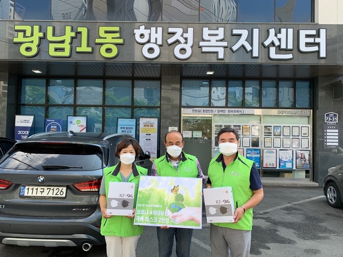 광주시 광남1동 지역사회보장협의체가 코로나19 극복을 위한 마스크 2만 장을 배부하고 있다.(사진==광주시 제공)