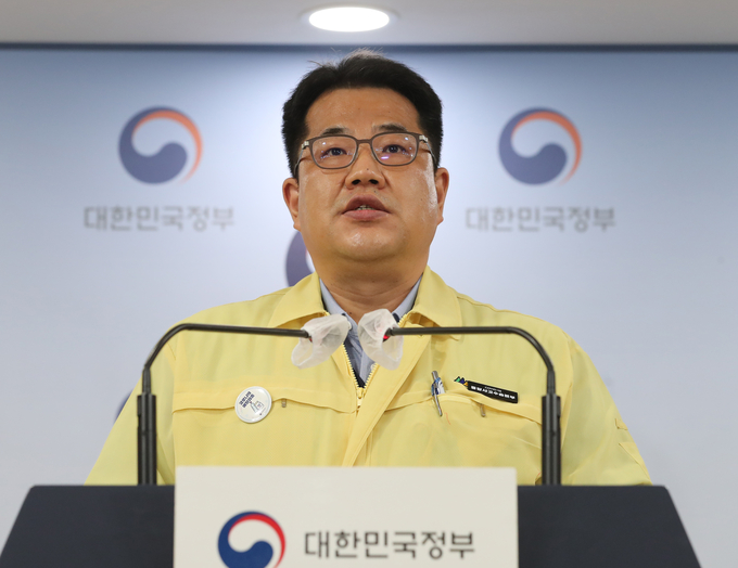  손영래 중앙사고수습본부 전략기획반장(보건복지부 대변인)이 18일 정부서울청사에서 코로나19 중대본 회의결과 브리핑을 하고 있다. (사진=연합뉴스)