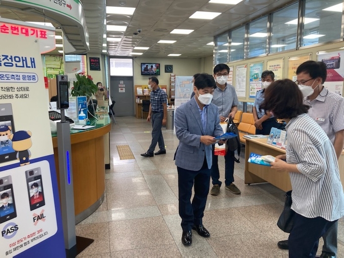 28일 신대섭 경인지방우정청장이 경기 여주우체국에 방문한 고객에게 코로나19 방역 마스크를 나눠주는 모습. (사진=경인지방우정청 제공)