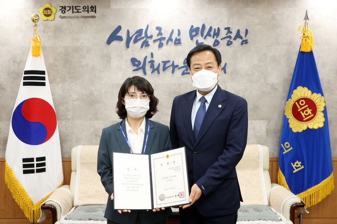 경기도의회 사무처 총무팀 신임 팀장에 김정희 사무관이 장현국 의장으로부터 임명장을 수여받고 있다(사진=경기도의회 제공)