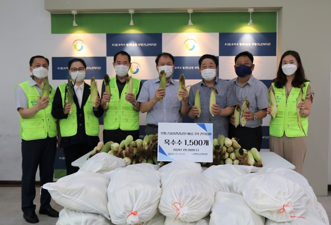 부평구시설관리공단 임직원들이 옥수수 4000여 개를 구입, 지역 어르신들에게 전달한다. ( 사진 = 부평구시설관리공단 제공 )