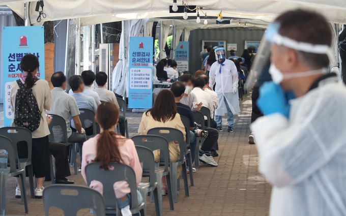  28일 오전 서울 영등포구 여의도공원 임시 선별검사소에서 시민들이 검사를 기다리고 있다. (사진=연합뉴스)