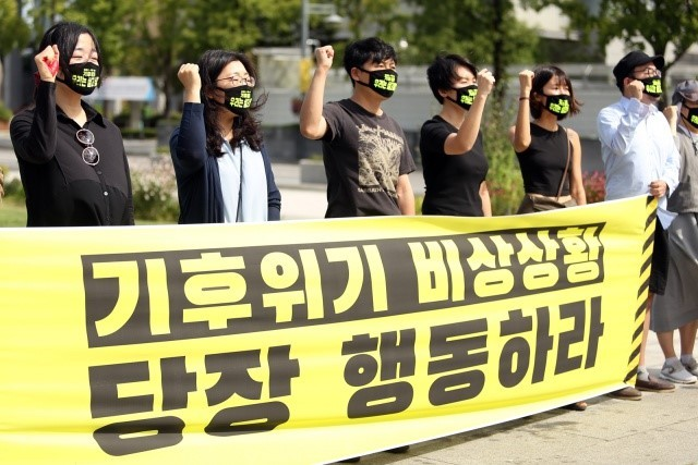기후위기 비상행동 회원들이 기후 재난 안전망 강화, 해외 석탄발전 투자 중단 등을 촉구하고 있다.(사진=김천일보 제공)<br>
<br>
