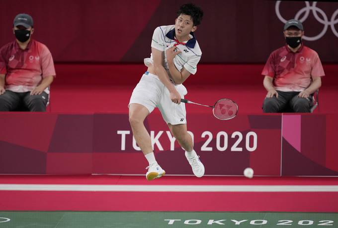 2020 도쿄올림픽 배드민턴 남자 단식에 출전한 대한민국 허광희가 세계랭킹 1위인 일본의 모모타 겐토를 2-0으로 꺾고 A조 1위로 8강에 직행했다. (사진=AP·연합뉴스 제공)