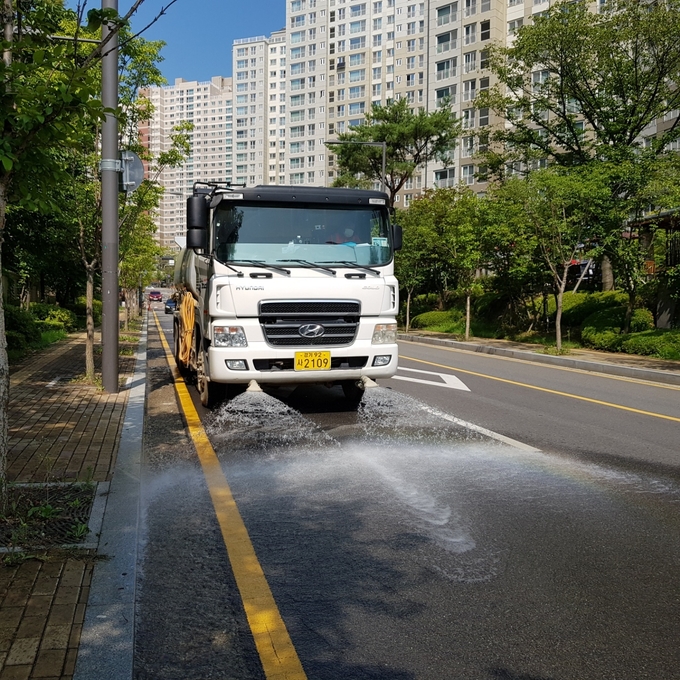 광주시 광남 2동이 살수차로 운영으로 주요도로의 열기를 식히며 폭염 이기고 있다.(사진=광주시 제공)
