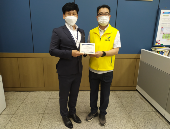 시흥시 정왕본동 정기후원자 후원증서 전달(사진=시흥시 제공)