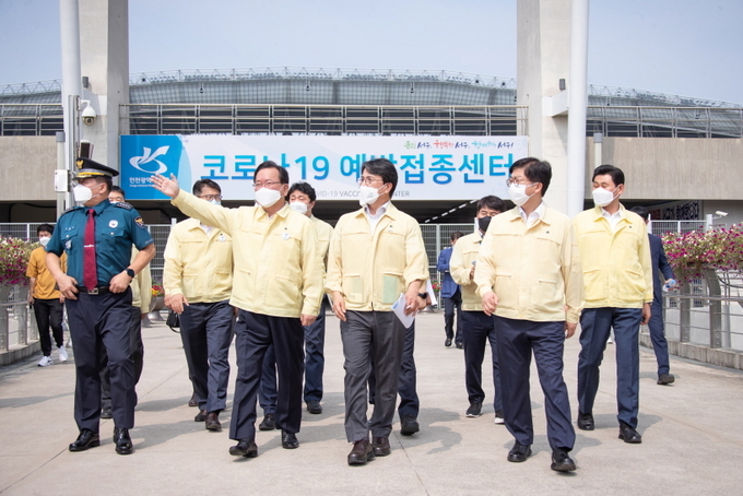 김부겸 국무총리가 29일 인천 서구 아시아드 주경기장 코로나19 방역 현장 방문해 이재현 서구청장과 합동 점검을 하고 있다. ( 사진 = 인천 서구 제공 )