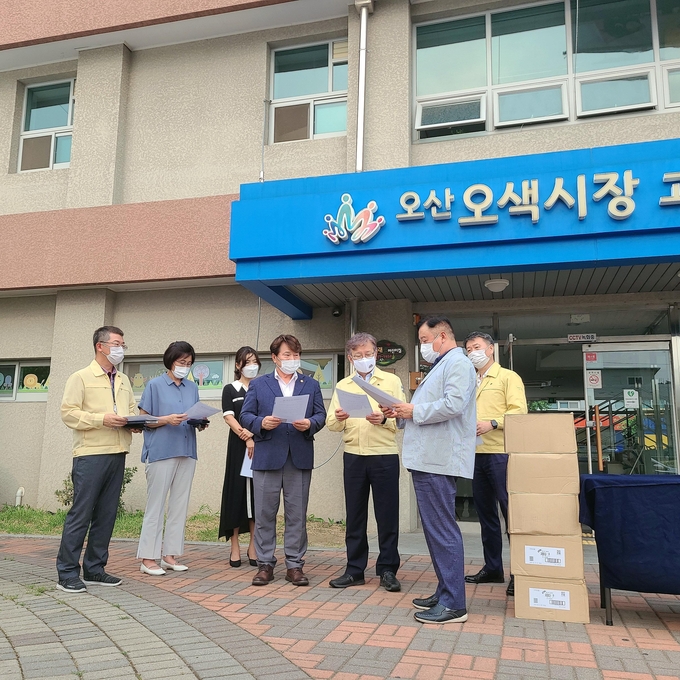 권칠승 중소벤처기업부 장관이 오산 오색시장을 방문해 천정무 상인회장으로부터 오색시장 소개와 방역 현황 등을 청취하고 있다.(사진=지명신 기자)