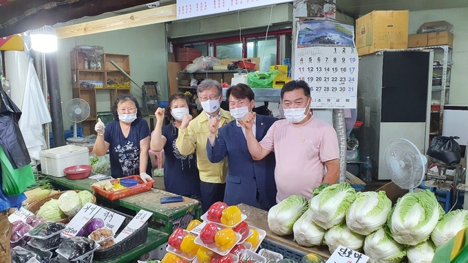 권칠승 중소벤처기업부 장관이 송영만 도의원을 비롯해 오산 오색시장 상인들과 함께 파이팅을 외치고 있다.(사진=지명신 기자)