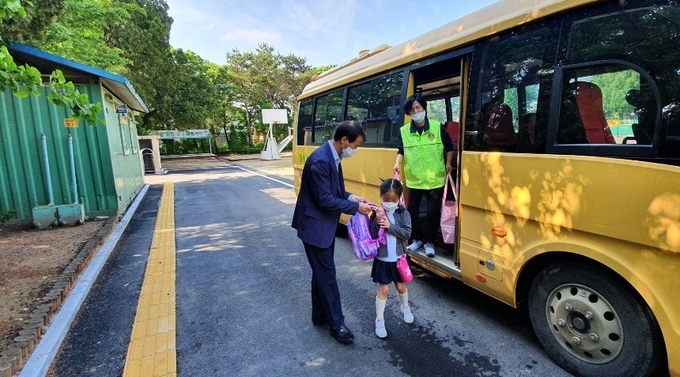 파주시가 소규모학교지원사업으로 마련된 월롱초교 통학버스.(사진=파주시 제공)