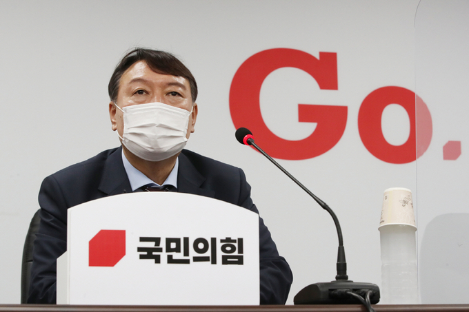 윤석열 대선 예비후보가 30일 오후 서울 여의도 국민의힘 중앙당 당사를 방문, 대외협력위원장인 권영세 의원에게 입당원서를 제출한 뒤 기자들과 질의응답을 하고 있다. 사진= 연합뉴스 