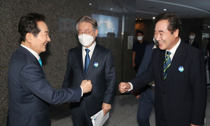 더불어민주당 정세균(왼쪽부터), 이재명, 이낙연 대선경선 후보가 28일 서울 중구 매경미디어센터 MBN스튜디오에서 MBN과 연합뉴스TV 공동주관으로 열린 본경선 1차 TV토론회에 앞서 인사를 나누고 있다. (사진=연합뉴스/국회사진기자단)