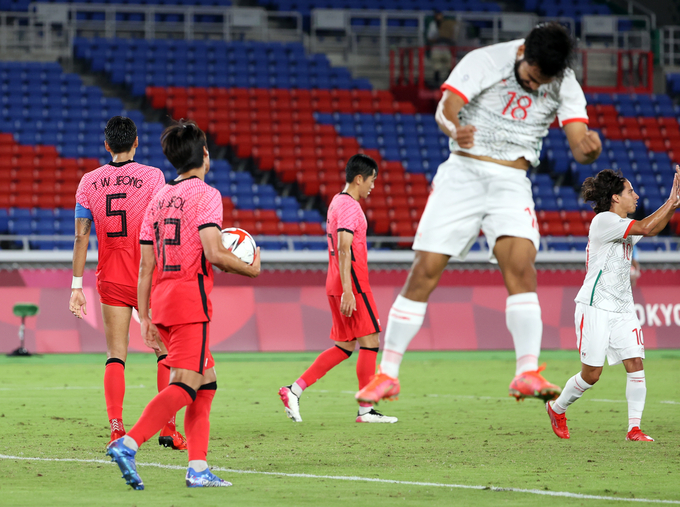 31일 요코하마 국제경기장에서 열린 도쿄올림픽 남자축구 8강전 대한민국과 멕시코의 경기. 후반전 아귀레에게 골을 허용한 한국 선수들이 아쉬워하고 있다. (사진=연합뉴스)