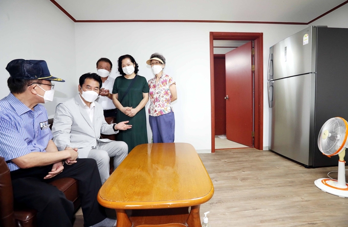 경비원 휴게시설 개선이 완료된 아파트를 직접 찾아 현장의 목소리를 듣고 있는 백군기 용인시장 (사진=용인시 제공)