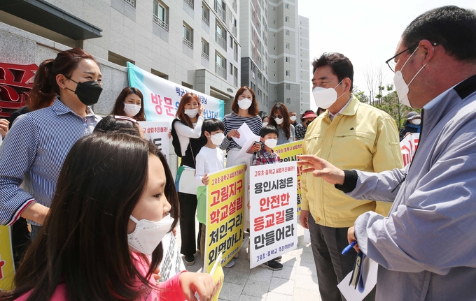 고림지구 주민들과 학교 설립에 대한 의견을 나누고 있는 백군기 용인시장 (사진=용인시 제공)