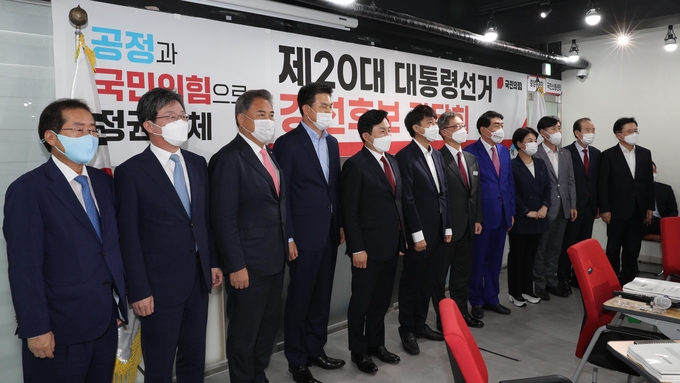 국민의 힘 이준석 대표와 대선 경선 후보들이 29일 오후 서울 여의도 중앙당사에서 열린 국민의힘 대선 경선후보 간담회에서 기념사진을 찍고 있다. 왼쪽부터 홍준표, 유승민, 박진, 김태호, 원희룡 후보, 이 대표, 최재형, 안상수, 윤희숙, 하태경, 장기표, 황교안 후보. (사진=연합뉴스)