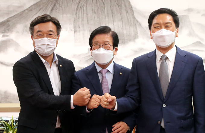 회동하는 국회의장과 여야 원내대표 (사진=연합뉴스/자료사진)