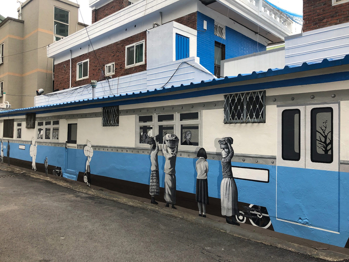 미추홀구에 조성된 수인선 벽화. ( 사진 = 인천시 제공 )