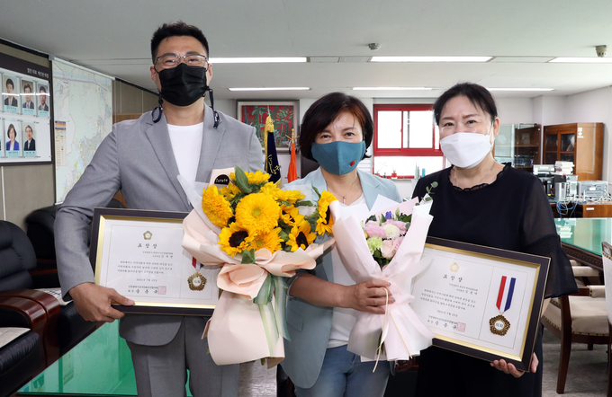 김유순 계양구의장이 지방의정봉사상 수상자들에게 표창장을 전달하고 있다. ( 사진 = 계양구의회 제공 ) 