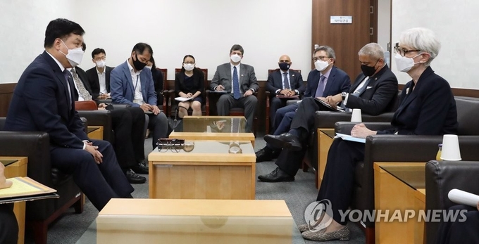 최영준 통일부 차관이 지난달 22일 정부서울청사 외빈접견실에서 웬디 셔먼 미국 국무부 부장관과 면담하고 있다. (사진= 연합뉴스) 