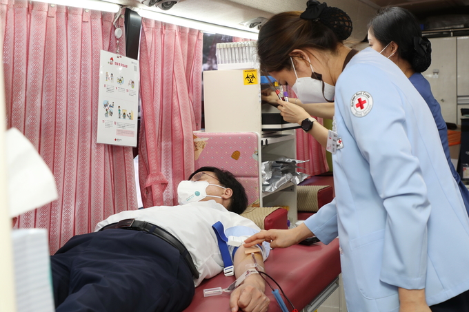 한대희 군포시장이 시청 분수대 옆 헌혈버스 안에서 헌혈하고 있다. (사진=군포시 제공)
