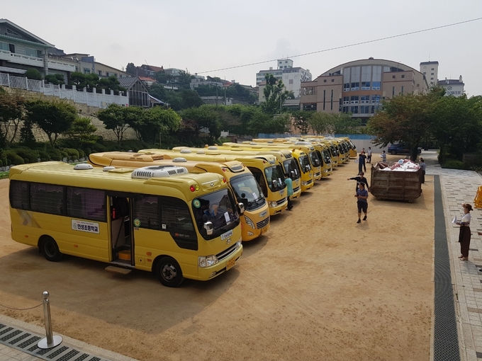 남부교육지원청이 유관 기관들과 함께 학교 통학버스 일제점검을 실시했다. ( 사진 = 인천교육청 제공 )