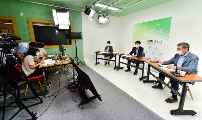 차준택 구청장(가운데) 등이 온라인으로 부평 비전 2020위원회 정기회의를 진행하고 있다. ( 사진 = 부평구 제공 )