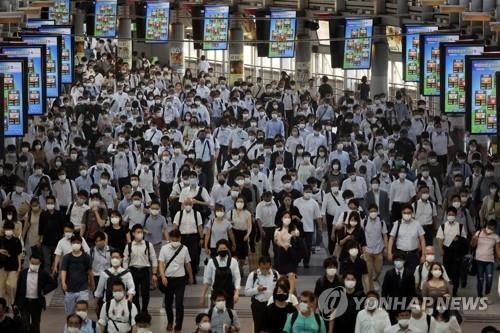 2일 도쿄 시나가와역이 출근길 시민들로 붐비고 있다. 일본은 도쿄올림픽 열하루째인 이날 코로나19 긴급사태를 전국 6개 지역으로 확대했다. (사진=도쿄 로이터/연합뉴스)