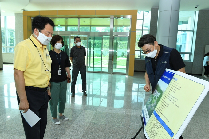 안승남 구리시장이 지난 30일 개관 예정 ‘여성행복센터’를 사전 점검하고 있다.(사진=구리시 제공)