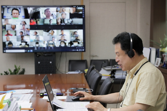 안승남 구리시장이 ‘제9회 경기정원문화박람회’ 시민추진단 비대면 발대식 을 온라인으로 개최하고 있다. (사진=구리시 제공)