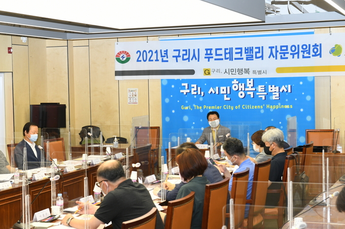 안승남 구리시장은 지난 27일 외부 전문가 자문으로 푸드테크밸리 조성사업 상황을 검토하고 전문가 의견을 수렴하고 있다. (사진=구리시 제공)