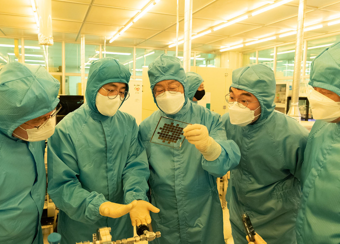 2일 오전 대전광역시 소재 한국과학기술원(KAIST) 미래융합소자동에서 이재명 경기도지사, 김보원 KAIST 대외부총장, 김경수 KAIST 기획처장, 강준혁 KAIST 전기 및 전자공학부 학부장 등이 참석한 가운데 4차 산업혁명시대 미래성장 동력 확보 모색 및 KAIST 평택 반도체 연구센터 설립과 관련해 KAIST 반도체 연구시설 현장 방문 행사가 개최됐다. (사진= 경기도 제공)