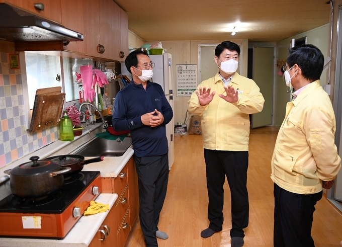 한규 경기도 행정2부지사가 2일 용인시 처인구 소재 시설채소 농가 방문했다. (사진= 경기도 제공)