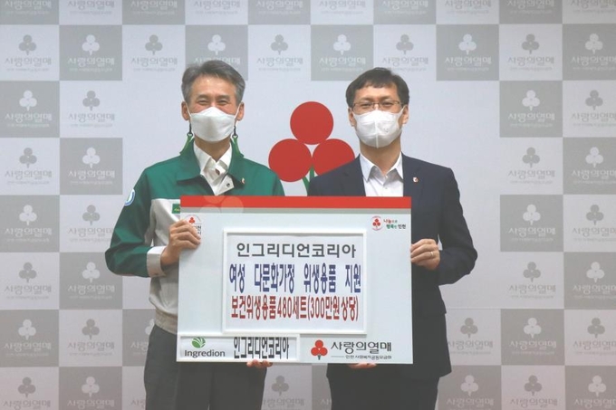송인섭 인그리디언 코리아 이사(왼쪽)이 이정윤 인천공동모금회 사무처장에게 보건위생용품을 전달하고 있다. ( 사진 = 인천공동모금회 제공 )