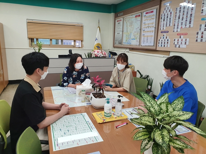 만수6동 김문자 동장이 여름방학 아르바이트를 마친 대학생들과 이야기를 나누고 있다. ( 사진 = 남동구 제공 )