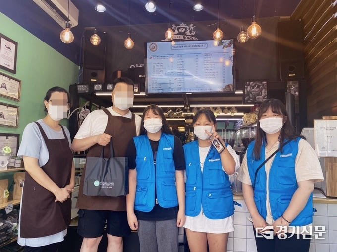 포천시 청소년 동아리 회원들이 한 카페를 찾아 손편지와 위로물품을 전달하고 있다. (사진=포천시 제공)