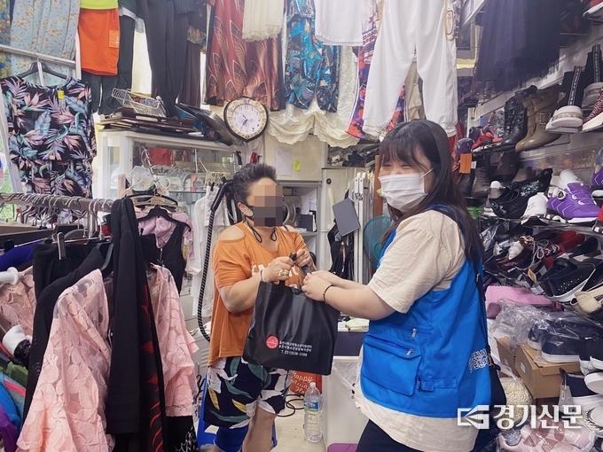 포천시 청소년 동아리 한 회원이 한 옷가게를 찾아 손편지와 위로물품을 전달하고 있다. (사진=포천시 제공)