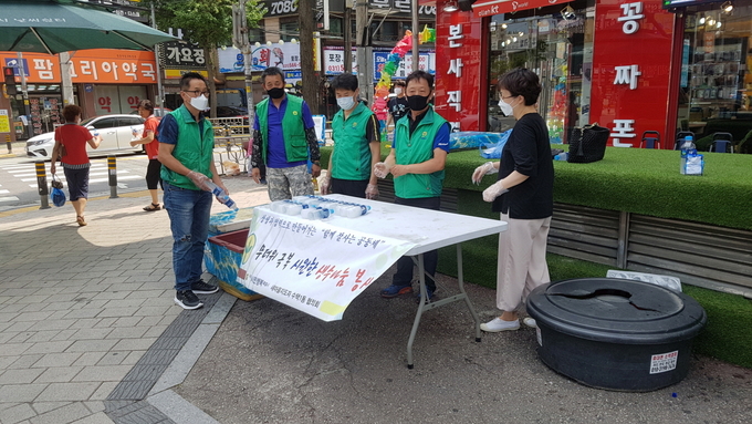 구리시 수택1동 새마을지도자협의회는 지난 31일부터 이달 29일까지 '무더위탈출 생수나눔운동' 봉사활동을 실시하고 있다. (사진=구리시 수택1동 제공)