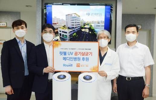 파주 효선전기에서 메디인병원에 UV공기살균기를 전달하고 있다. (사진=효선전기 제공)